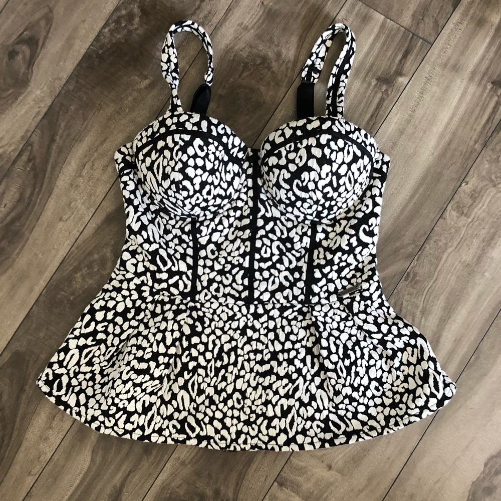 Guess black and white top
